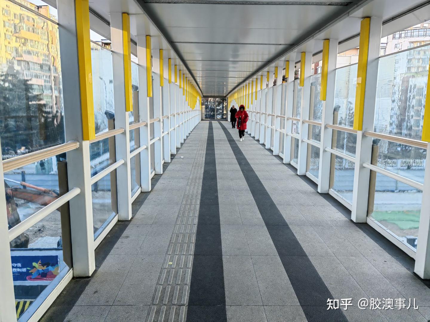 西海岸新区太行山路过街天桥投入使用 - 知乎