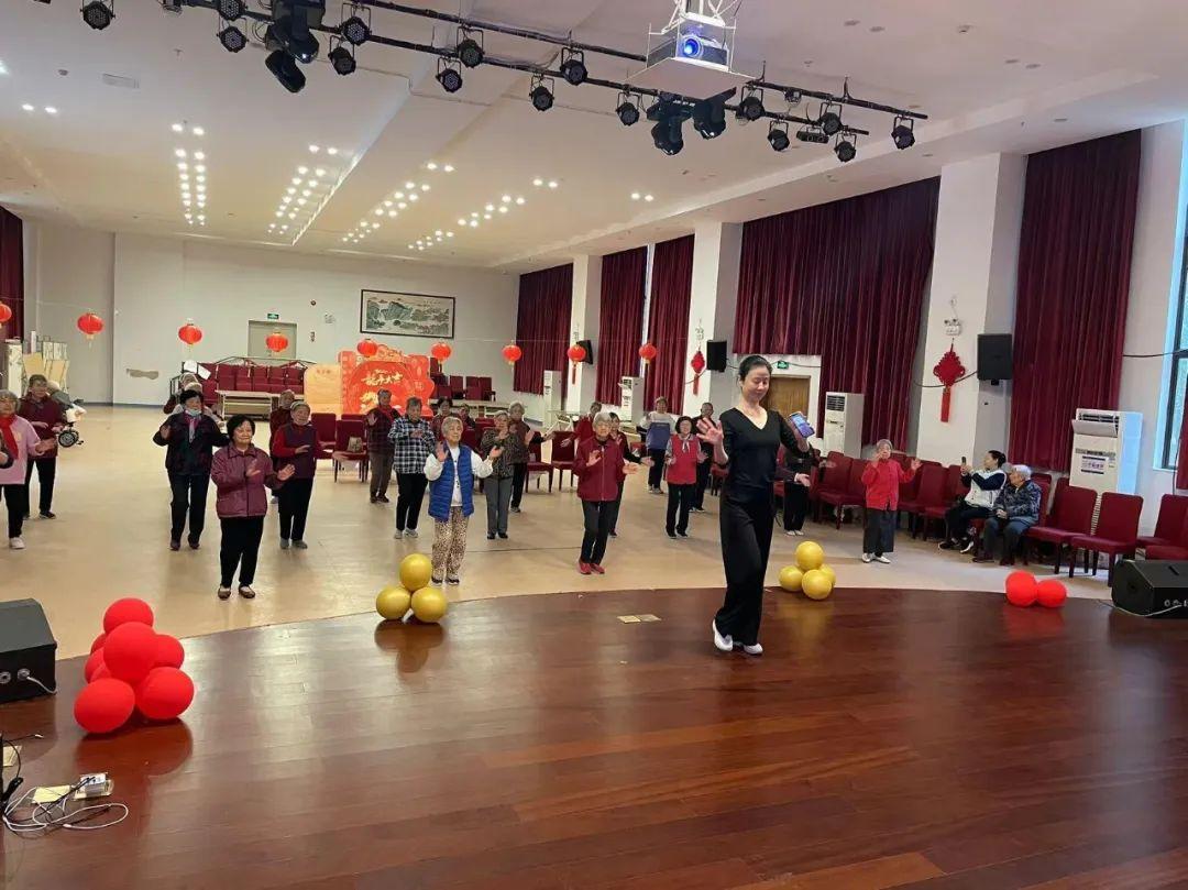 媒体报道老年大学报名火热一座难求抢位入学目前我国老年大学发展现状