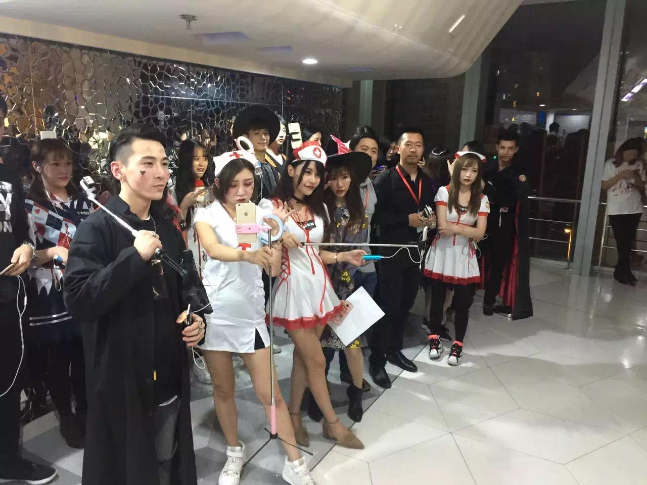 为什么有人愿意给女主播送价值过万的虚拟礼物