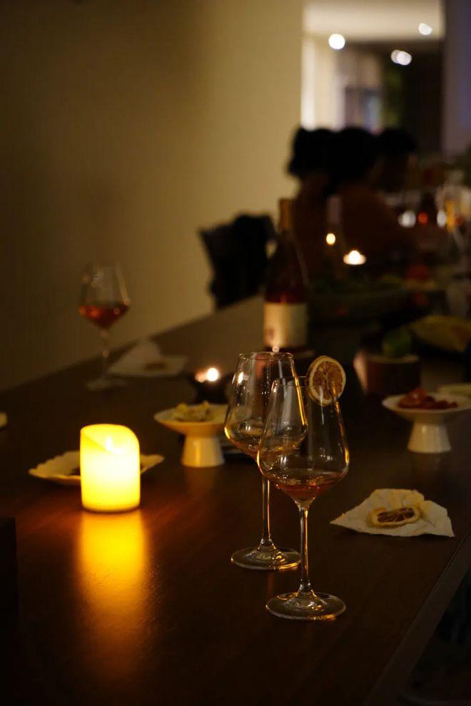 小四介绍,「上海,杭州的年轻客人居多,很多人奔着青山周平的设计而来