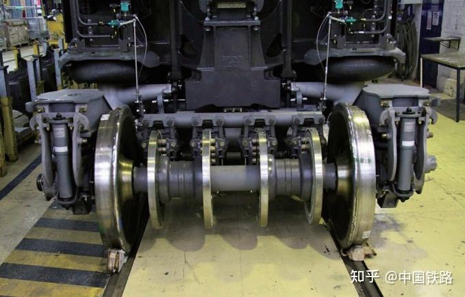 轮盘式制动是制动盘贴在车轮侧面,轴盘式制动是制动盘独立安装在车轴