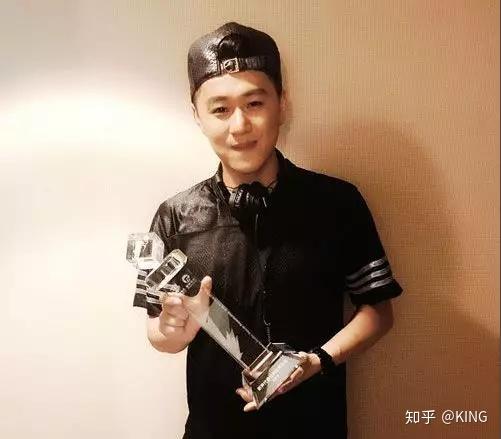 几年前,ice paper还不是一名说唱歌手,那个时候,他用他的真名魏然在