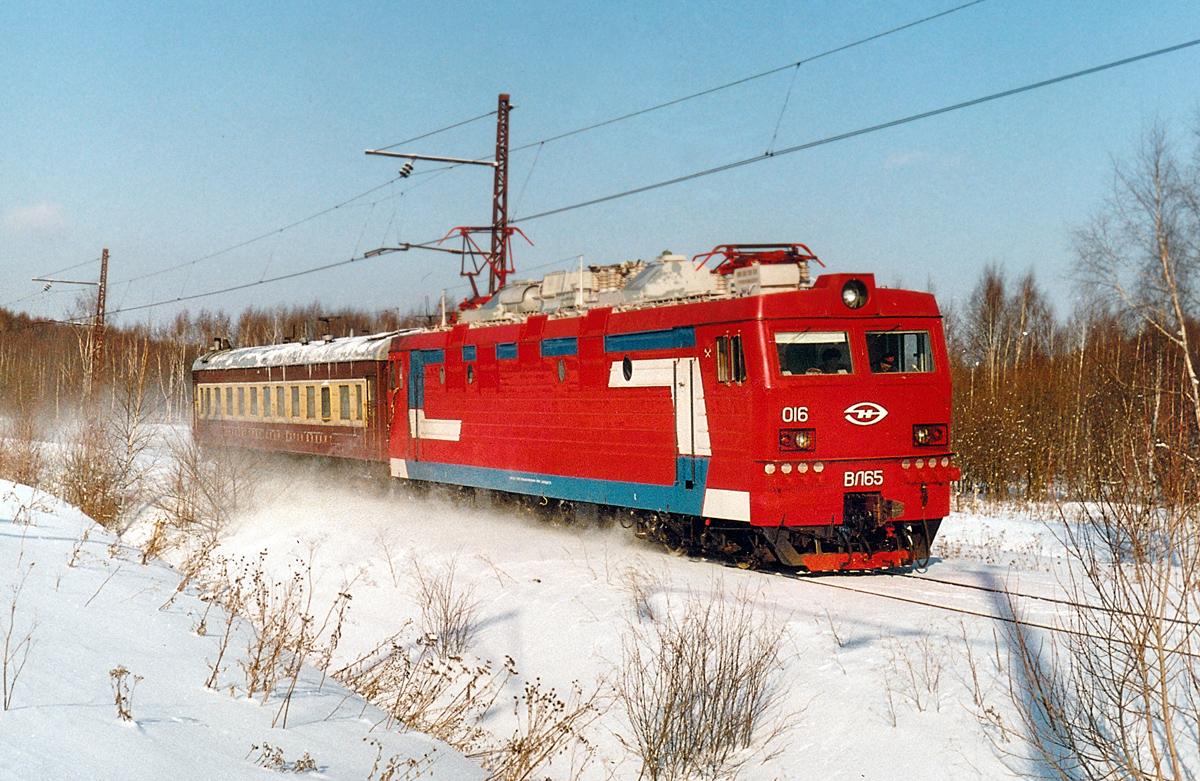 生产了两台试验性的单节双司机室设计的电力机车,并定型为vl65型⑶