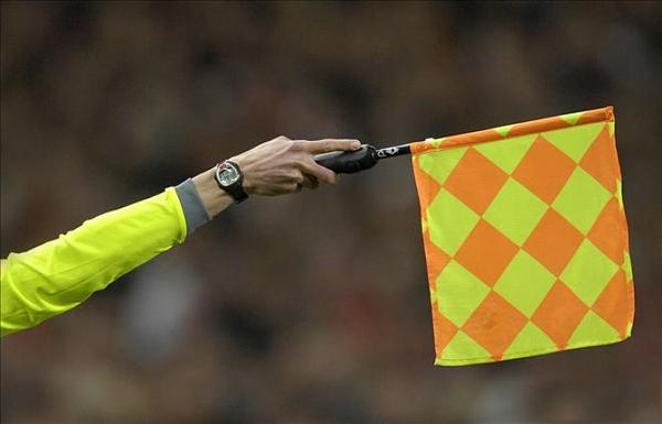 但这时裁判举起旗子,表示这球这球越位了,进球无效!