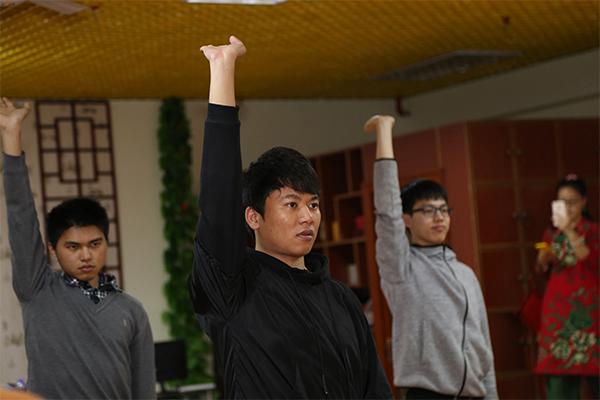 拳法之一:"顶天立地"动点员工体验中动点员工体验中开元师傅演示拳法