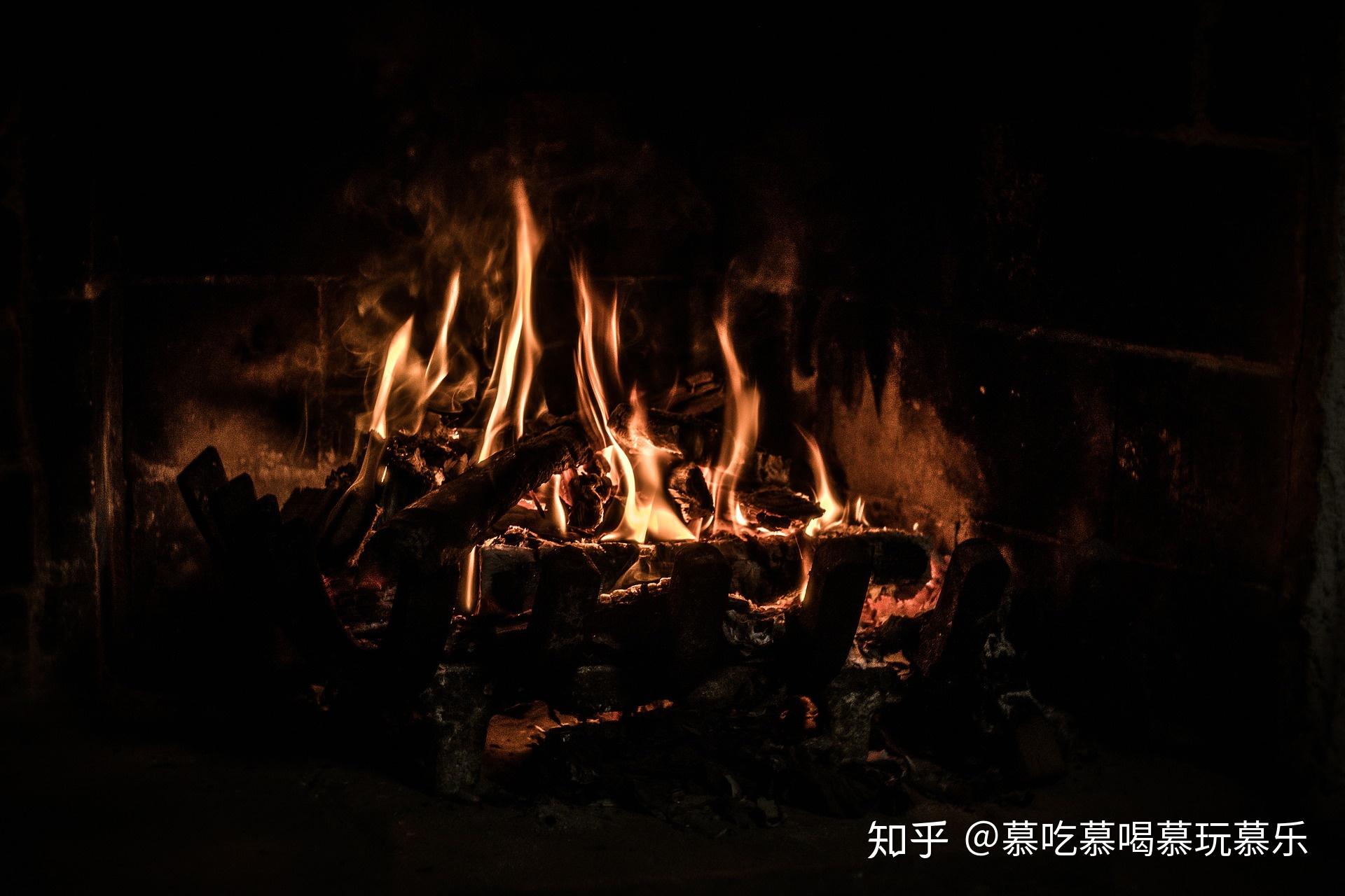 外面寒风呼呼的刮，一家人围在家里涮火锅，边煮边吃真得劲_凤凰网视频_凤凰网