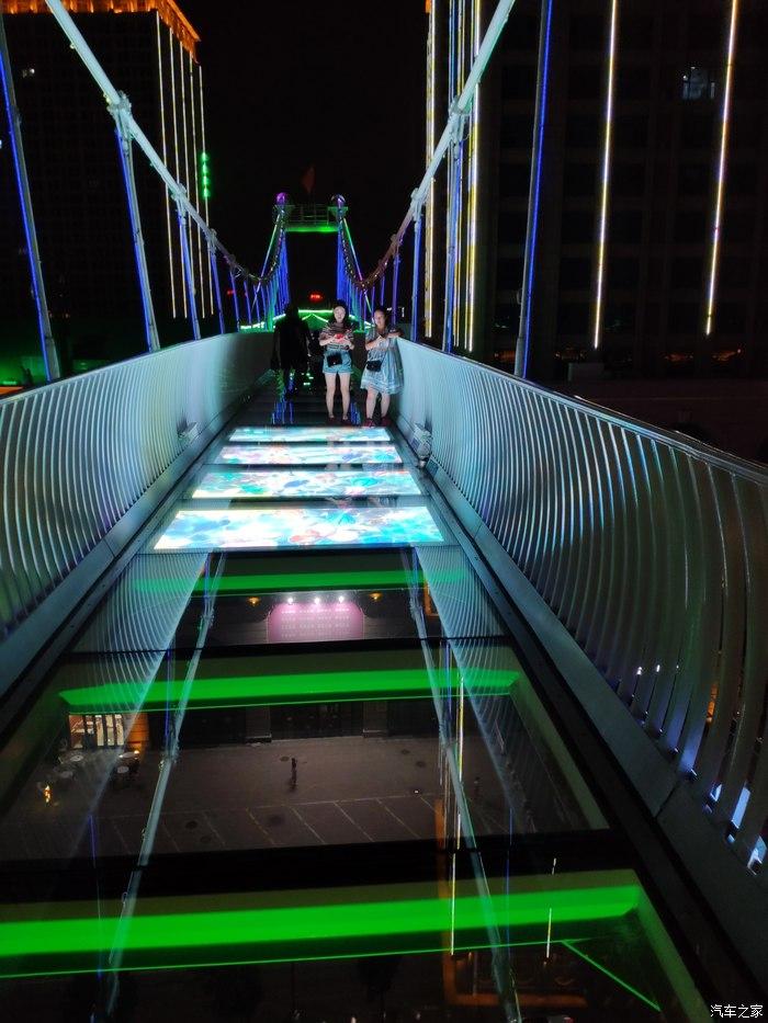 夜幕下的石家庄.玻璃栈道上的电子画.回家吧,晚安天空之城.