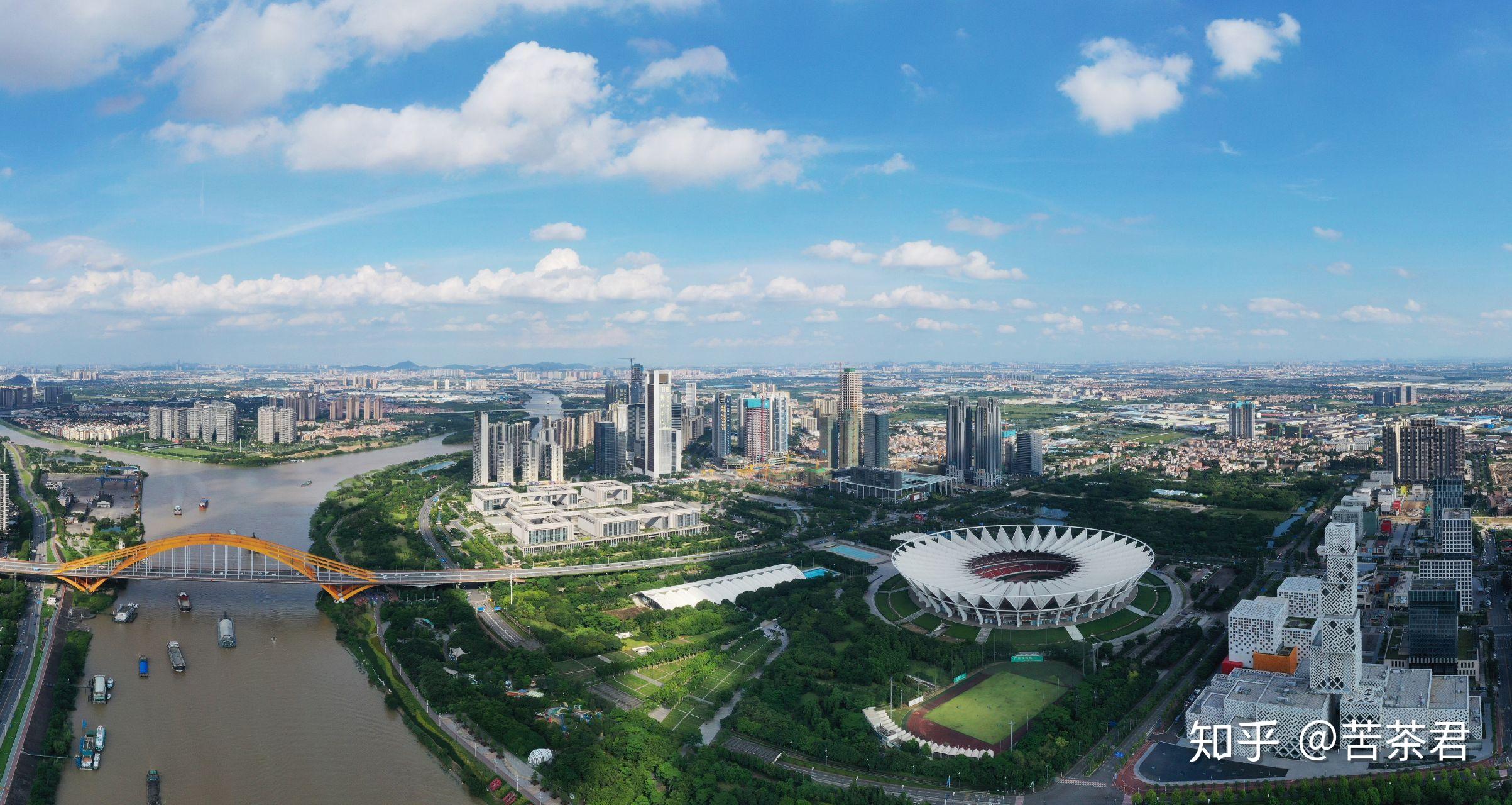 佛山新城世纪莲体育馆的地标风景