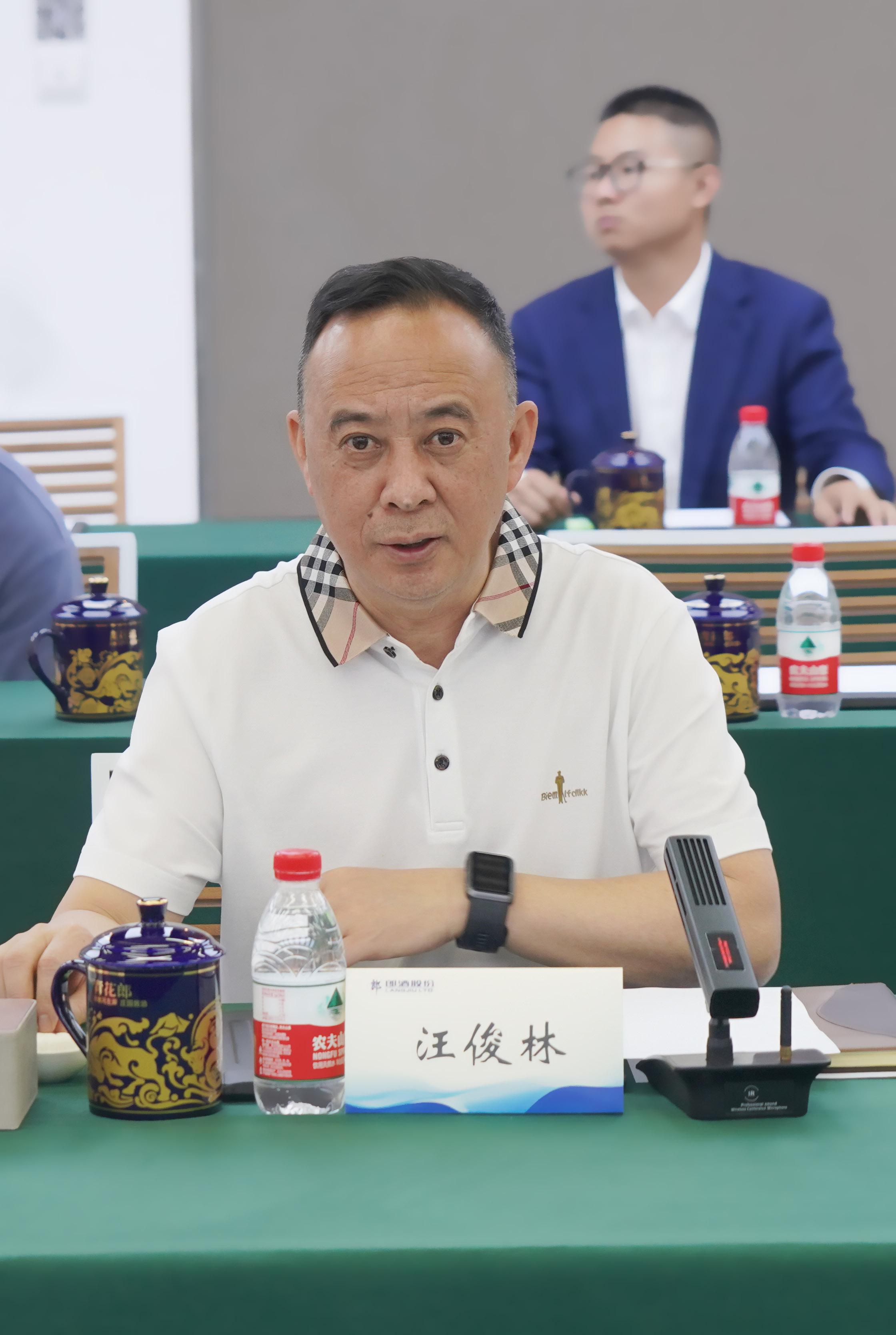 杨林兴带队调研龙马酒庄项目 坚定不移支持郎酒把龙马酒庄打造成为