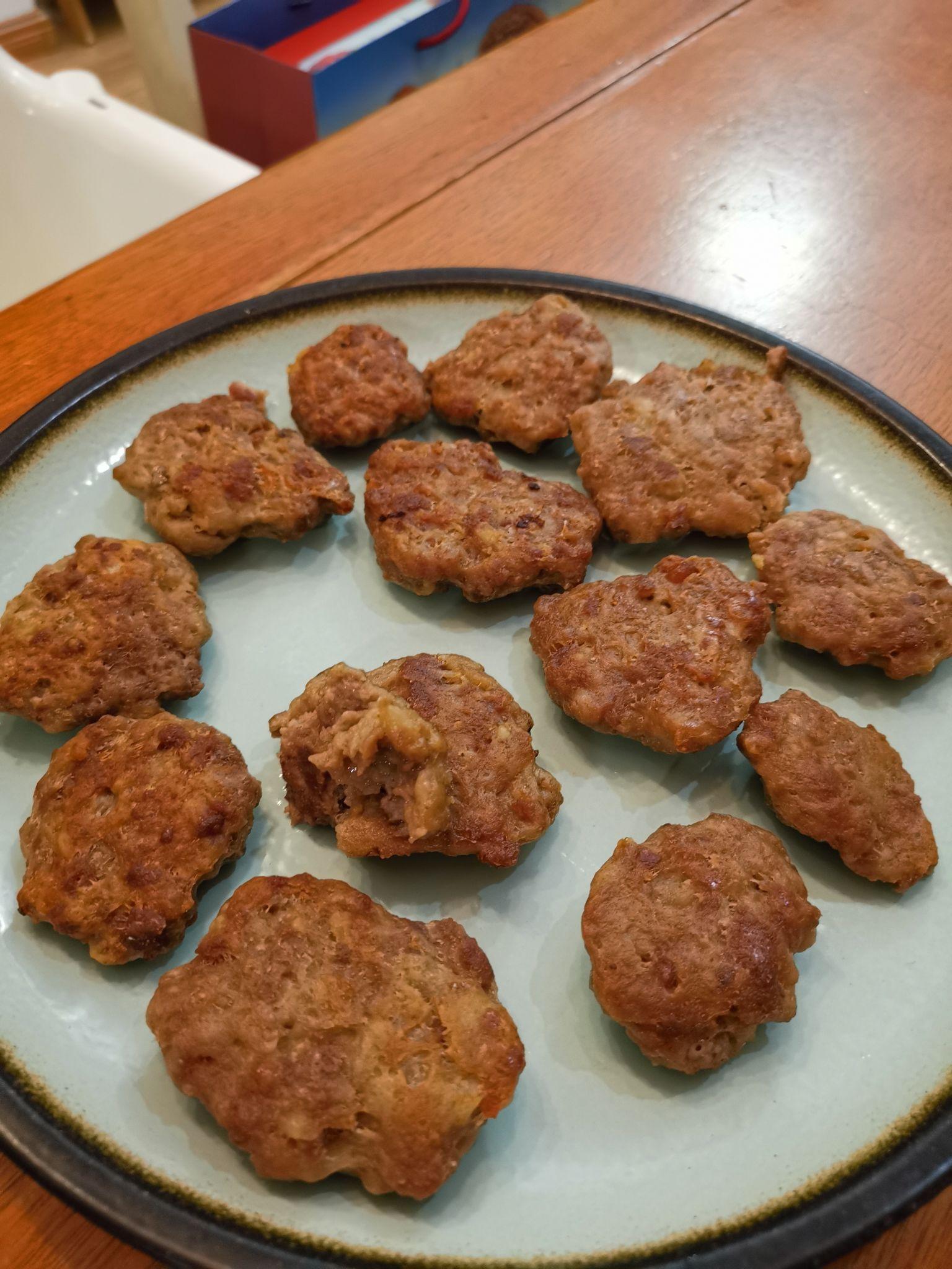 很簡單,一斤牛肉餡 三個雞蛋黃 一些麵粉 純牛奶,攪拌後拍成餅 烤箱