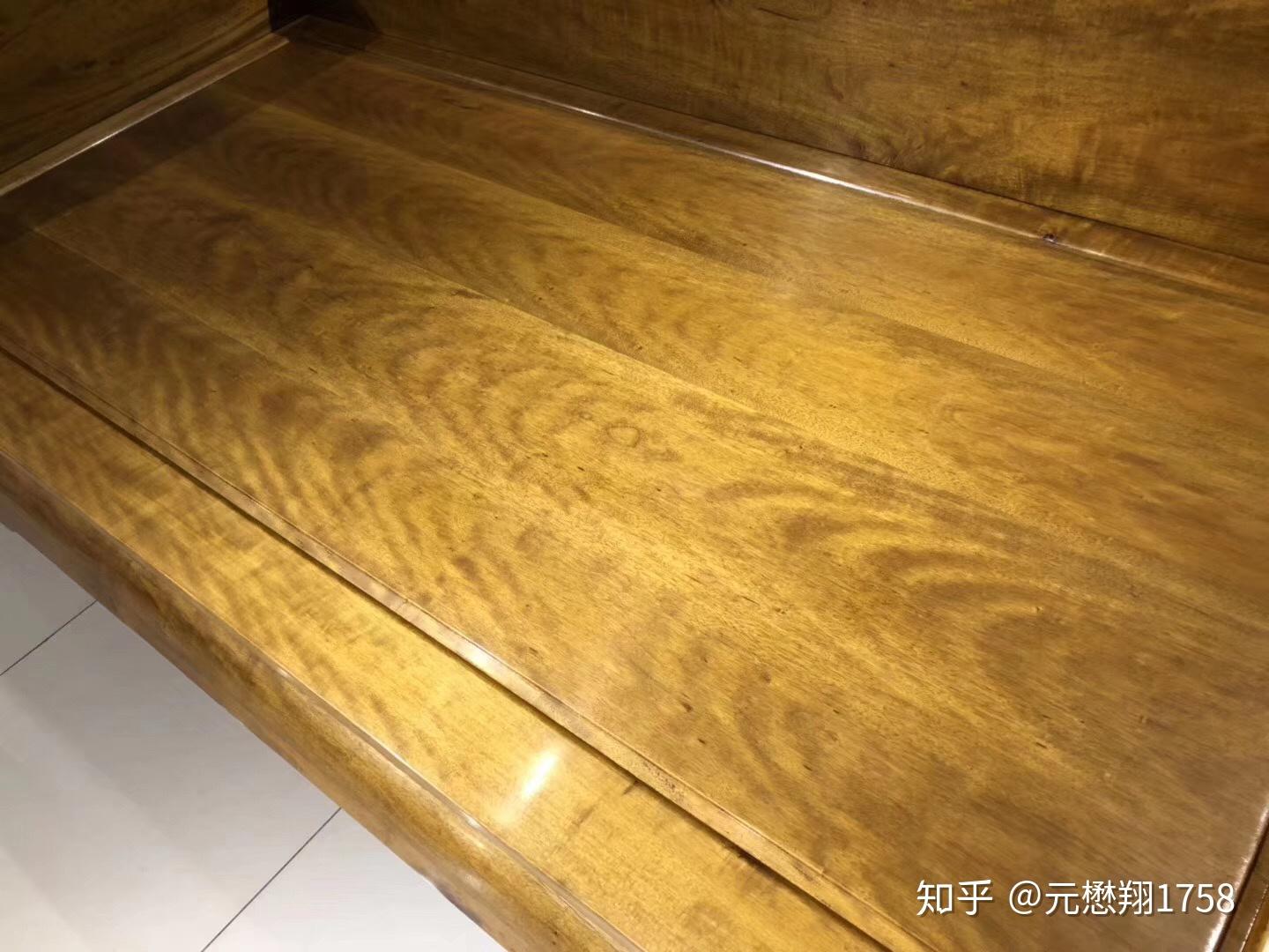 上等好玉冬天触之不凉,夏天握之不热,金丝楠木同样具有这一特点.