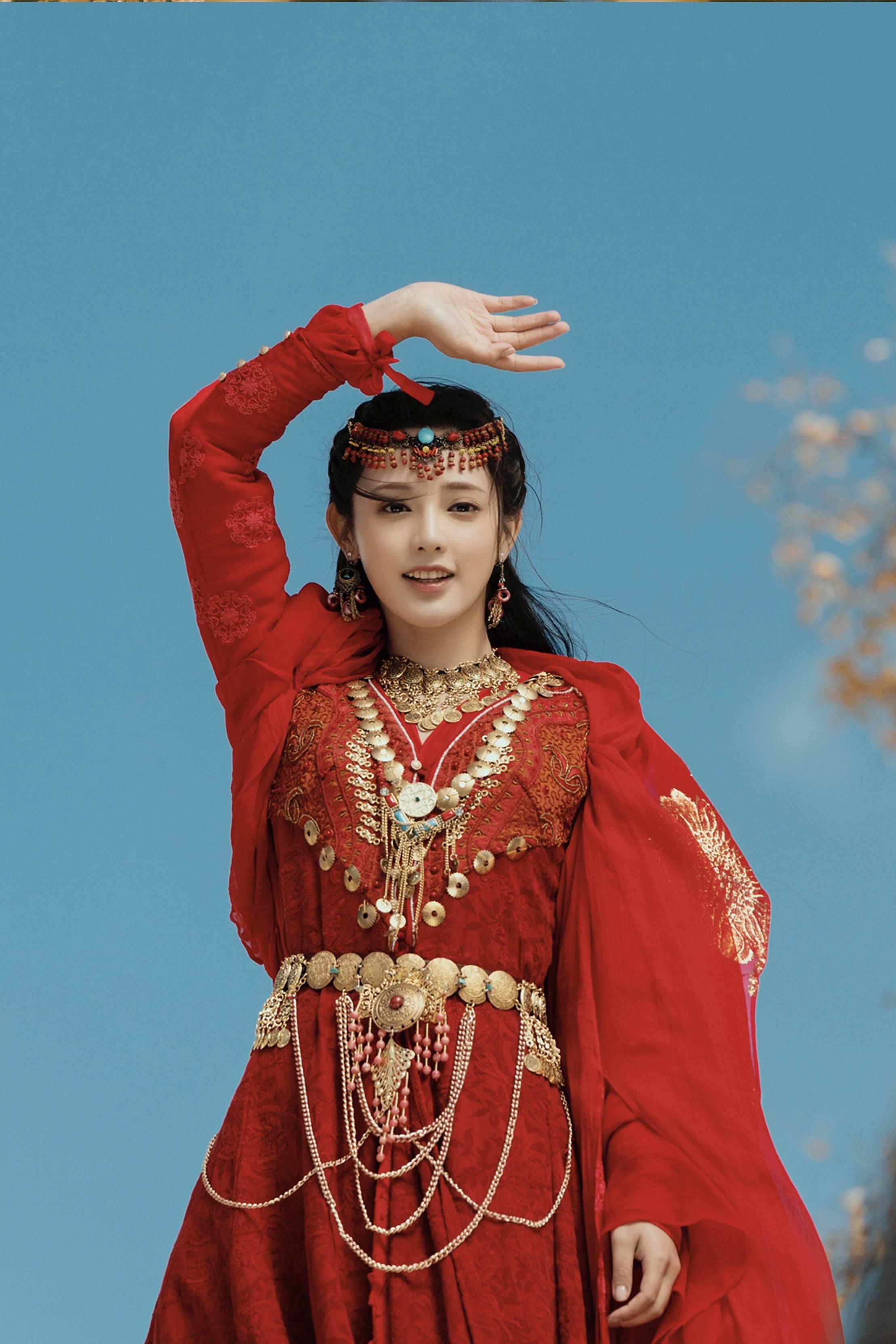 彭小苒杂志图风格多变,时尚表现力令人惊喜