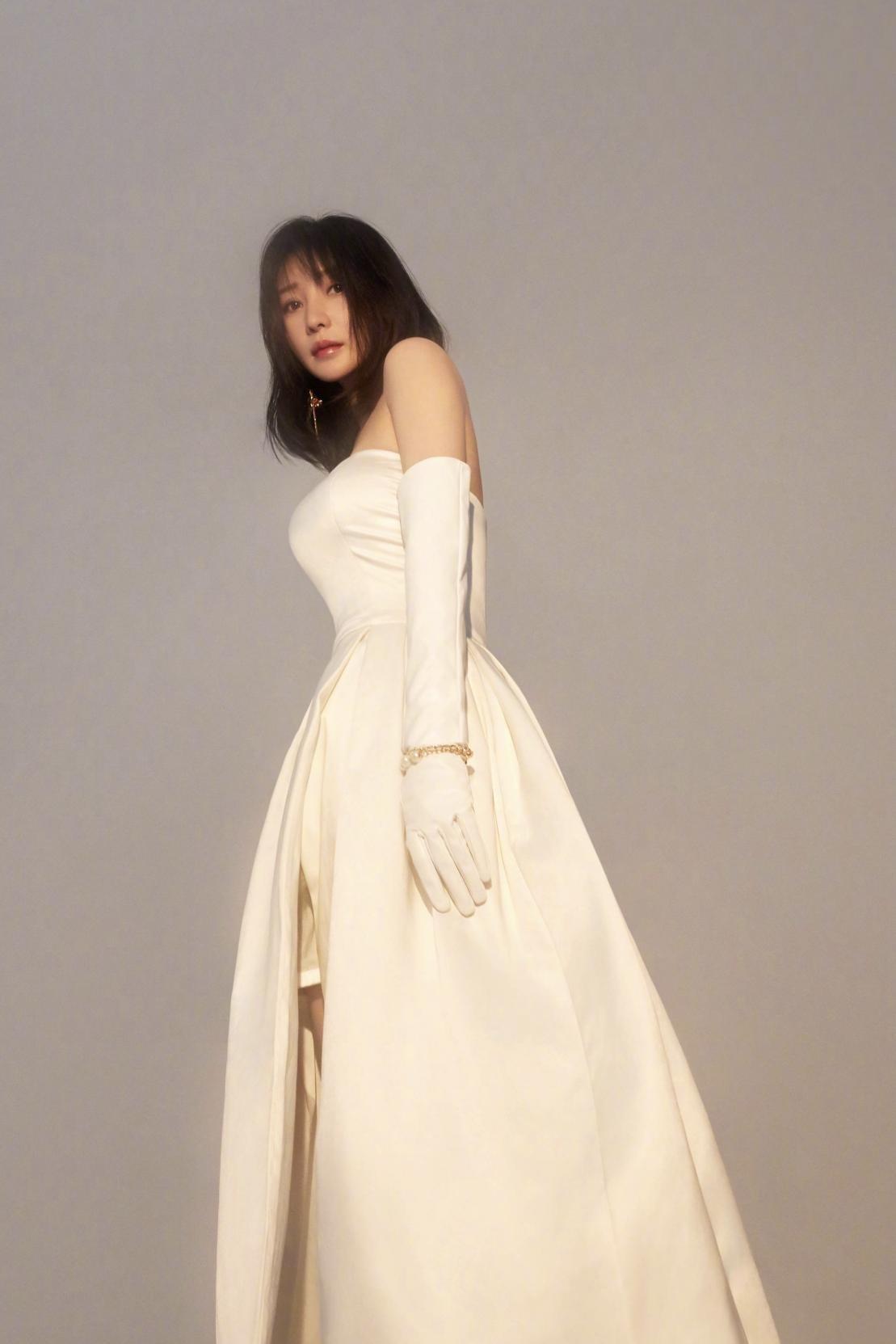 柳岩在社交平台晒出自己身穿婚纱的照片插图(2)