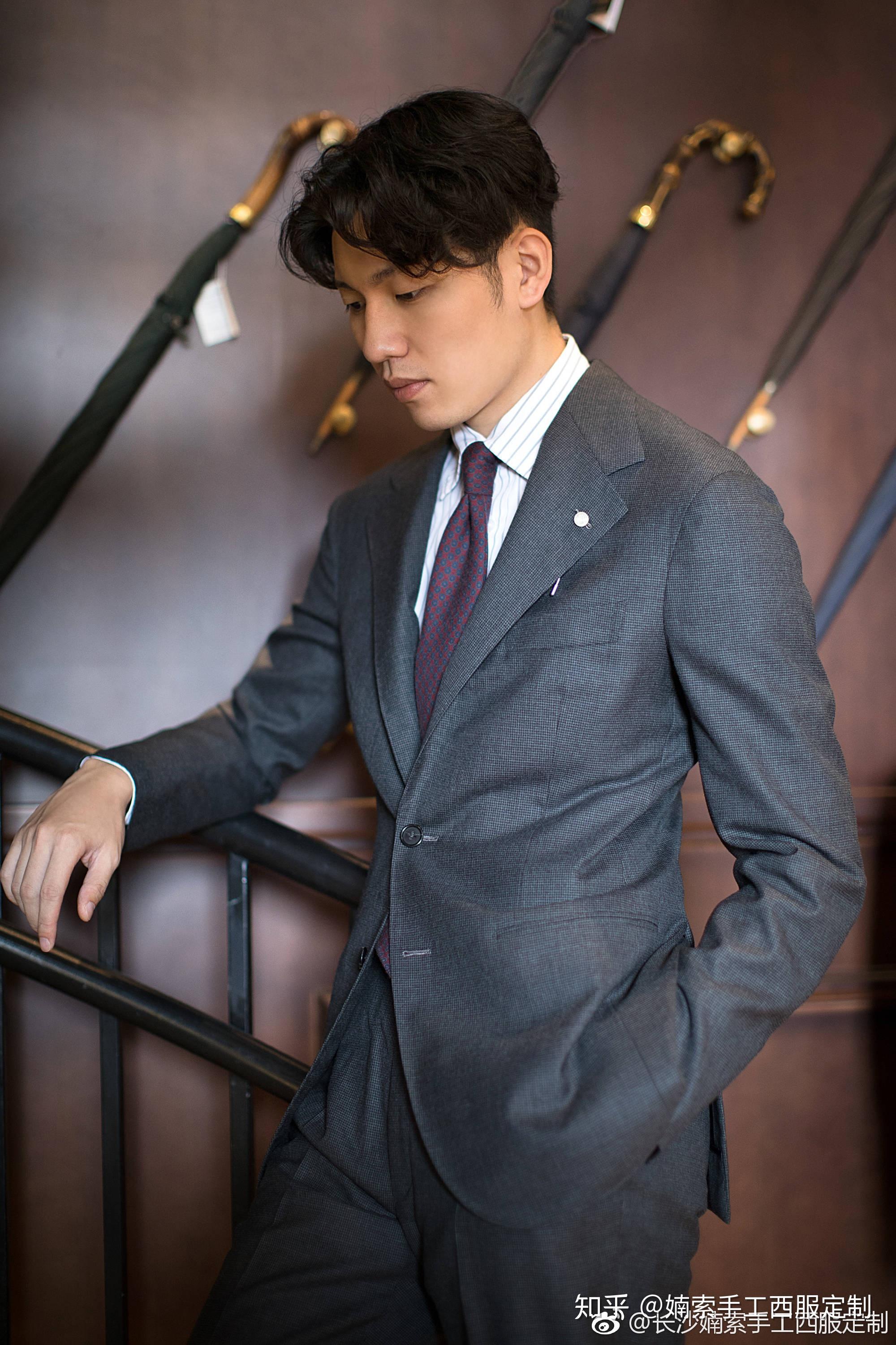 西装这样是因为肩宽了还是窄了