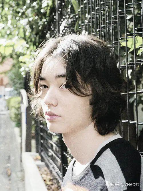 唐人街探案3里田中直己后面站的人右边第二个帅哥是谁