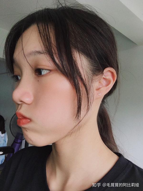 一张侧脸,鼻头真的很塌很圆了