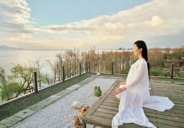 女子禅修透出宁静的美