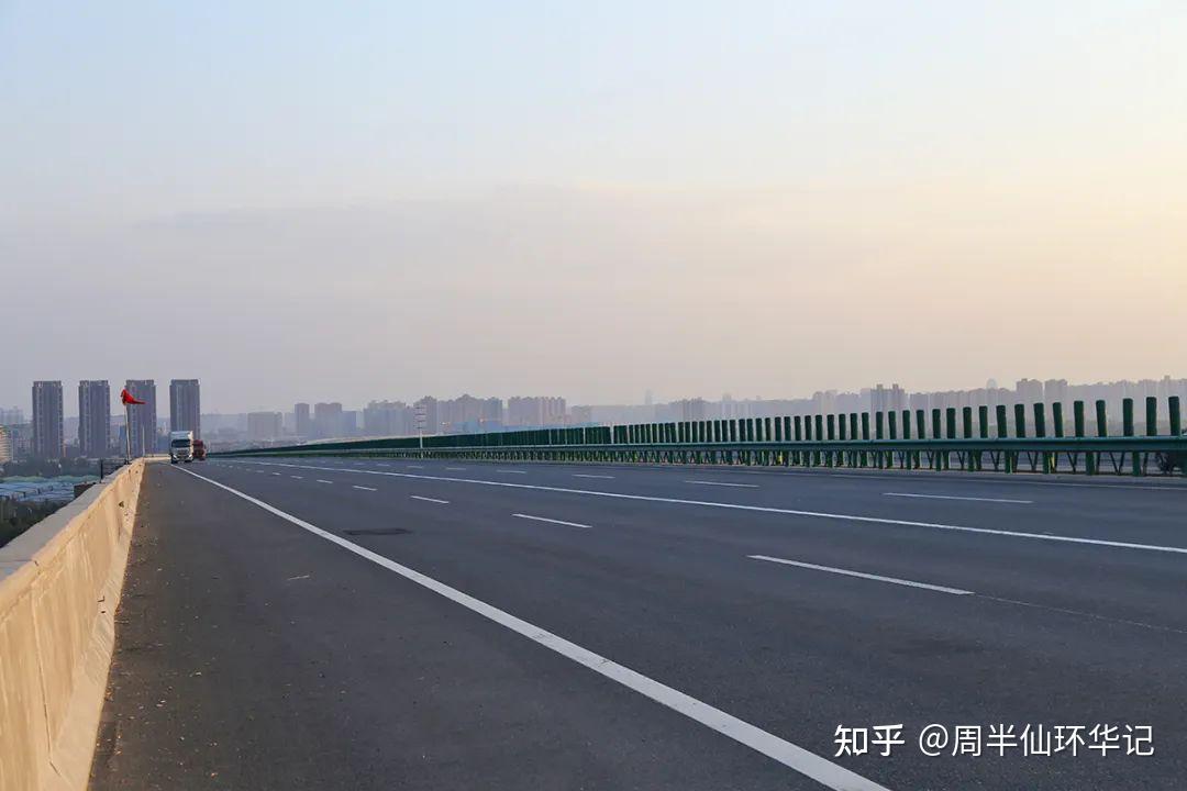 ▼北行車少,夜間行車還算輕鬆,耀州服務區吃飯,臊子面21元管飽,相當