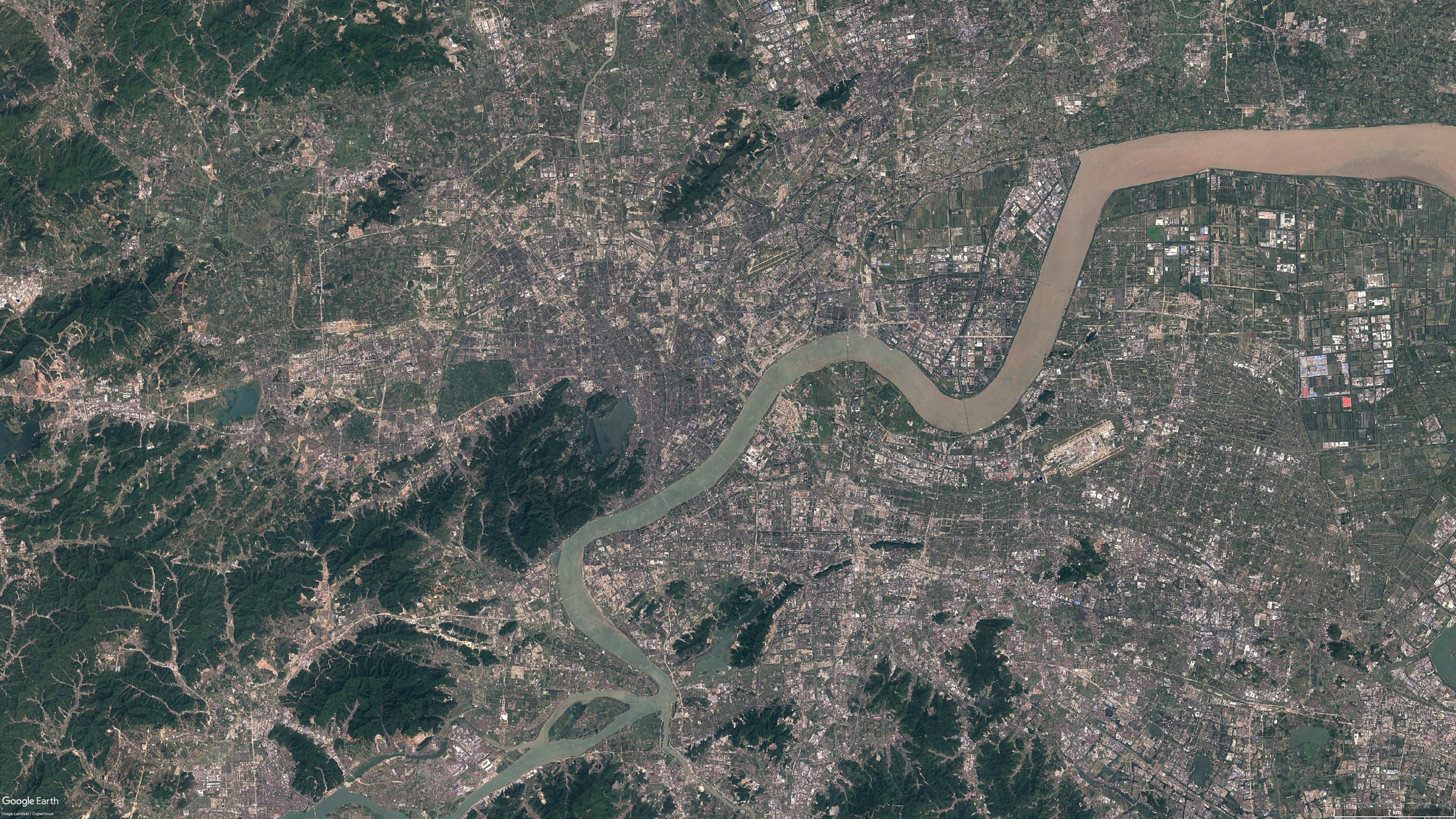 下面挑选一些同等比例尺下内地主要城市的对比卫星照片(右下角标有