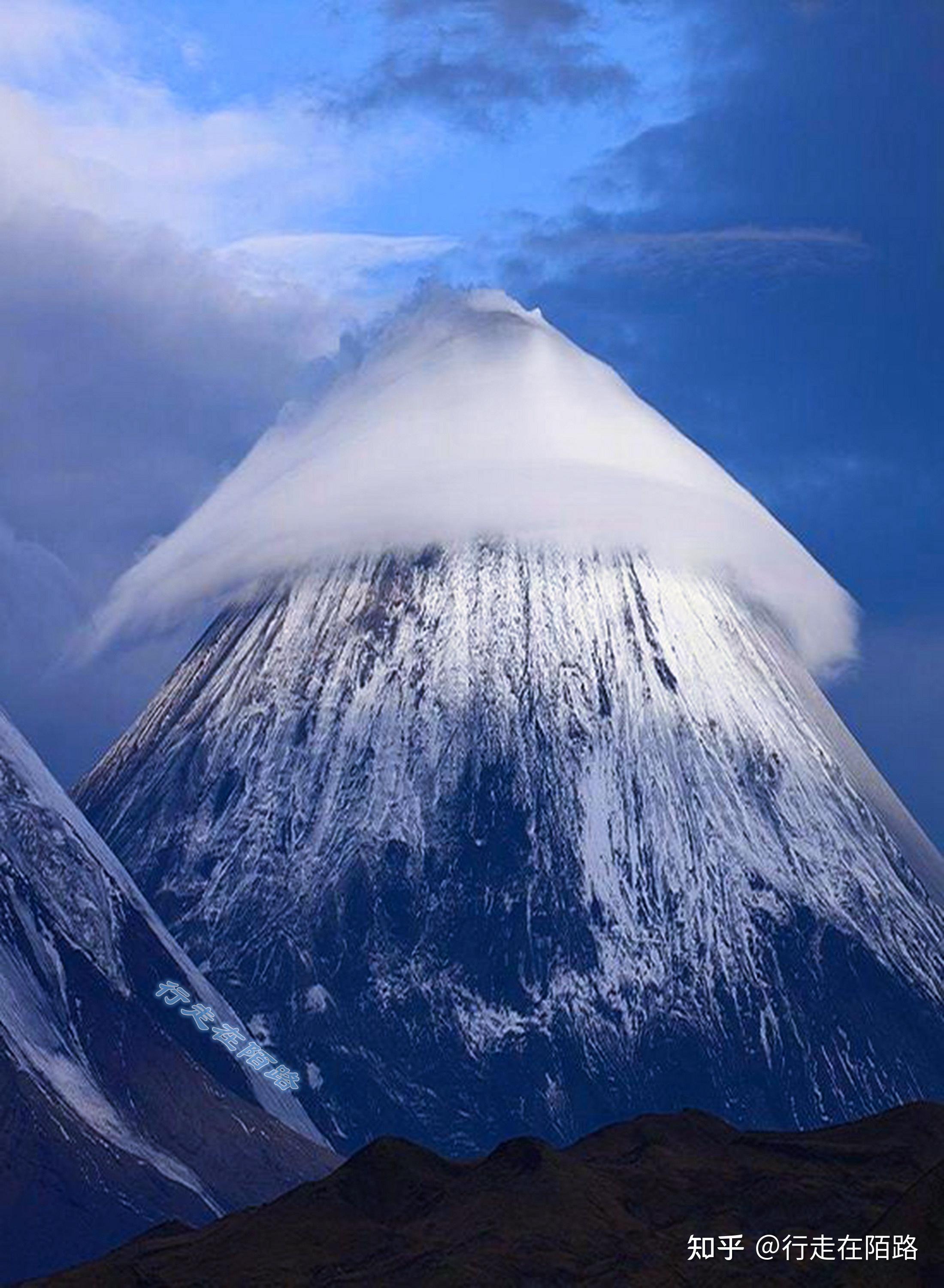 勘察加半岛雪山顶上喷岩浆山下村庄却在嫁女儿