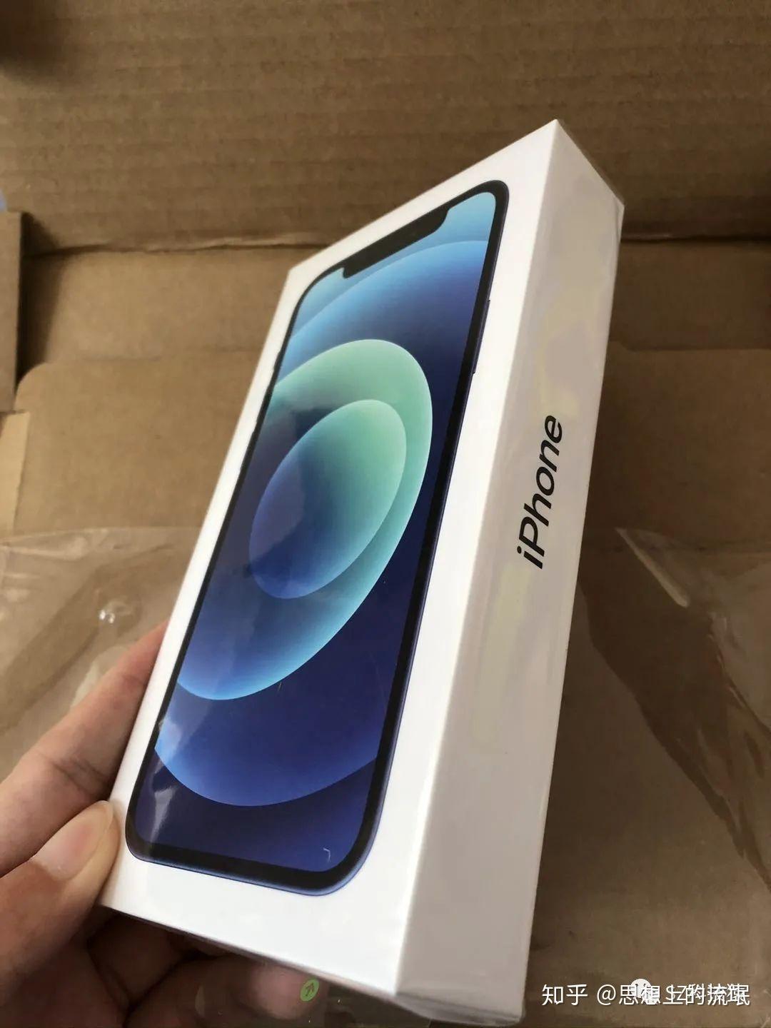 向周围散开 手机就像是一个礼物呈现在你面前首先看包装 毕竟是iphone