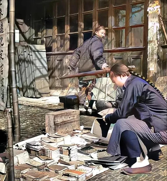 一个青年正在街头的书摊上挑选书籍,书籍是人类进步的阶梯,这个阶梯