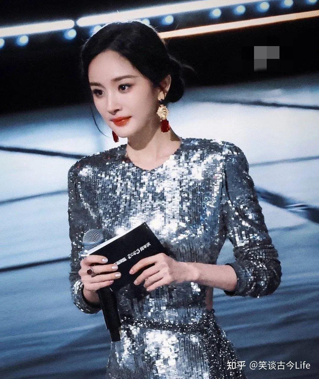 杨幂凭借一条银色亮片露背长裙成为热搜,网友大呼:回春了吗? - 知乎