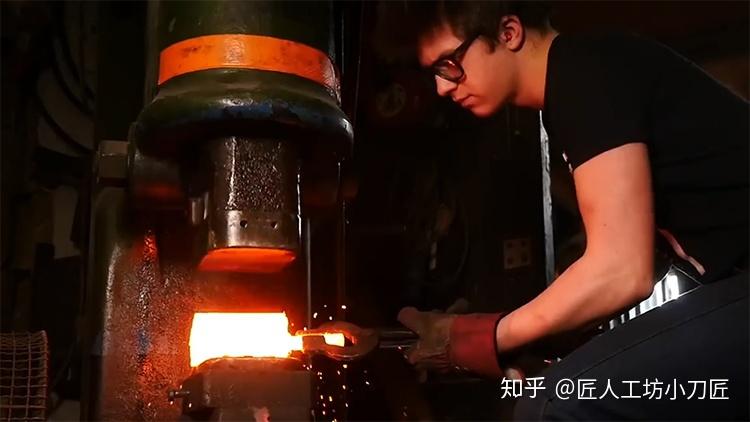 刀匠对一块钢反复锻打，造出100万层大马士革刀，结果太令人失望 - 知乎