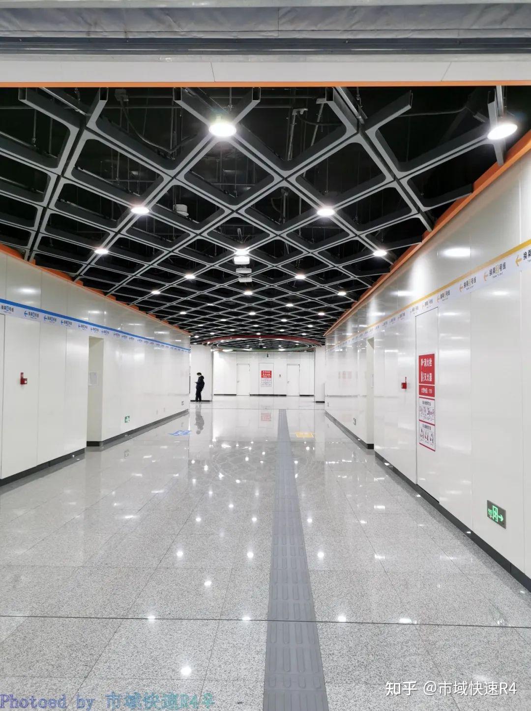 3,4号线在城市东部与北部构成组合环线东十里铺站为3,4号线换乘车站