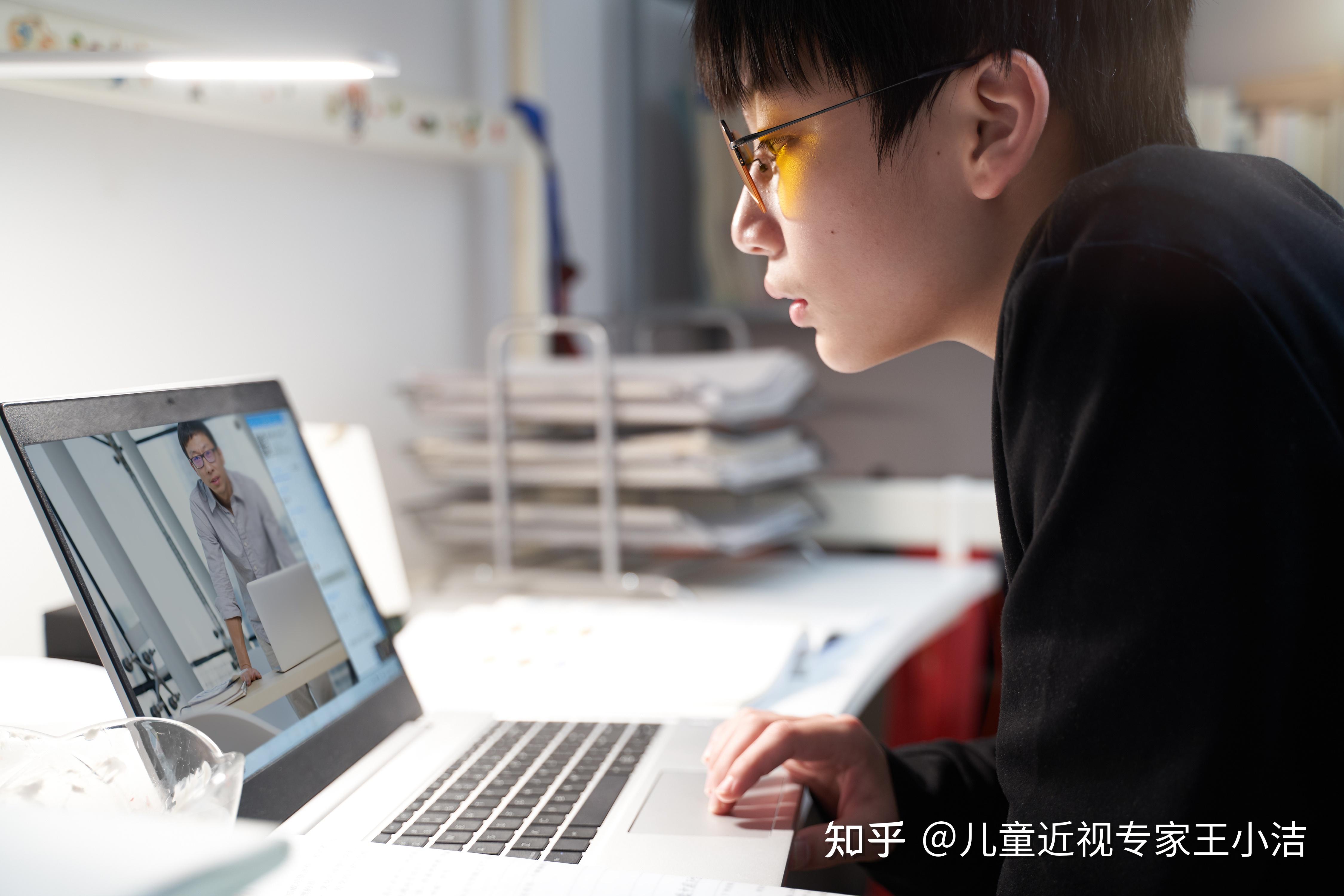对角线距离的4倍以上;使用激光电视时,观看距离不少于2米;使用电脑时