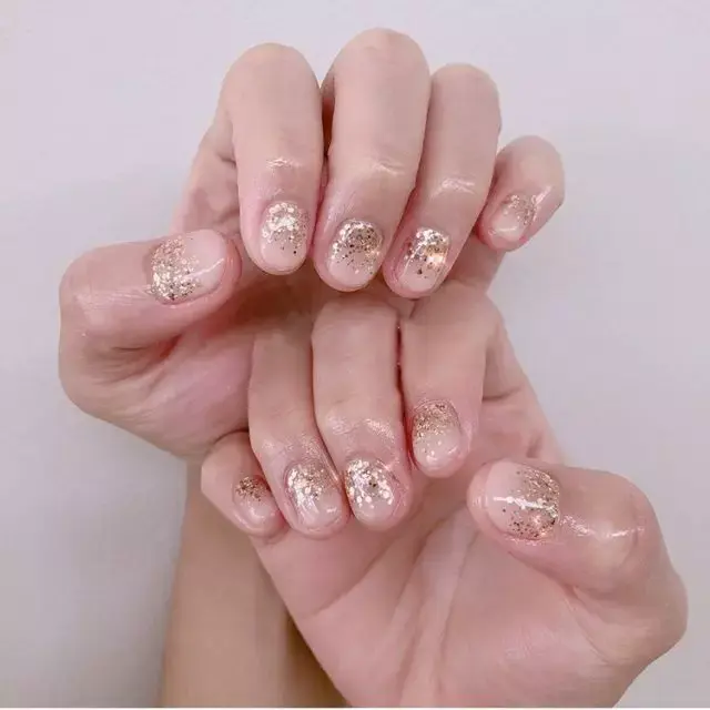 这里可能是最全的新年美甲集合了-新年美甲图片2021简单大方红色衣服