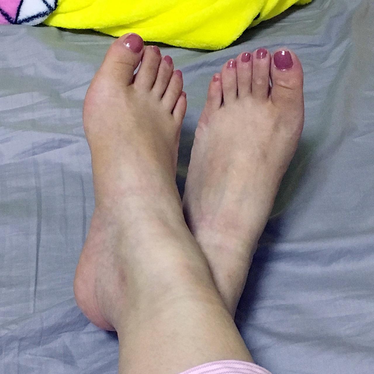我是个严重的裸脚控兼手控,你觉得什么样的脚才算漂亮呢?