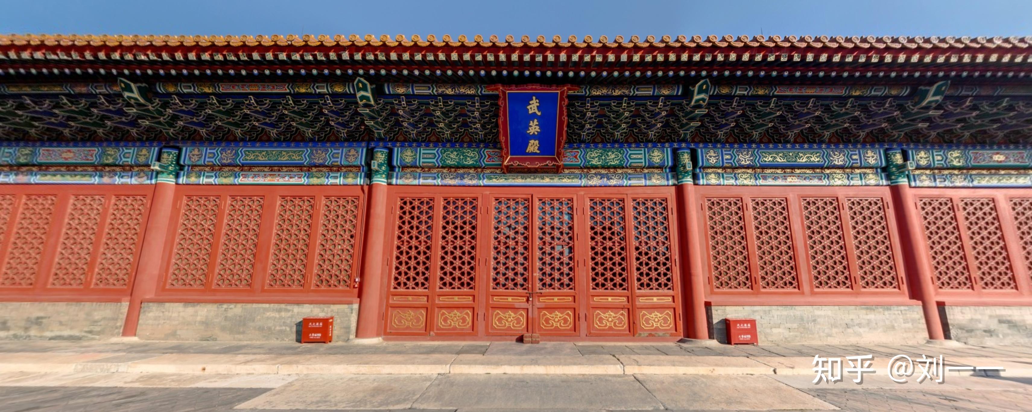 其中每一座建筑都体现了中国传统建筑的精髓,如华丽的琉璃瓦,雕刻精美