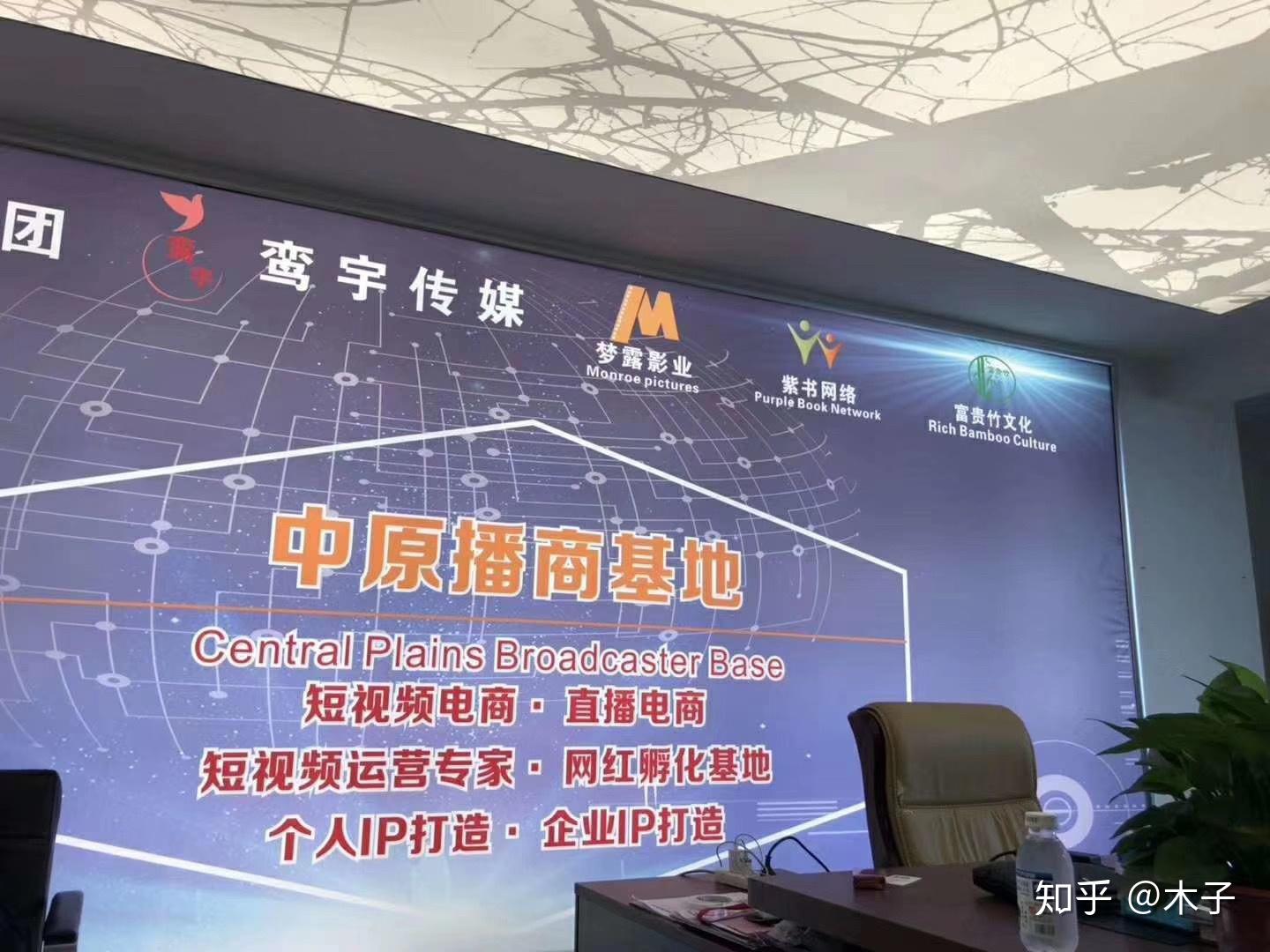 赚钱方法三:吸粉自媒体人,也是微商转型做自媒体时候,以及很多公司