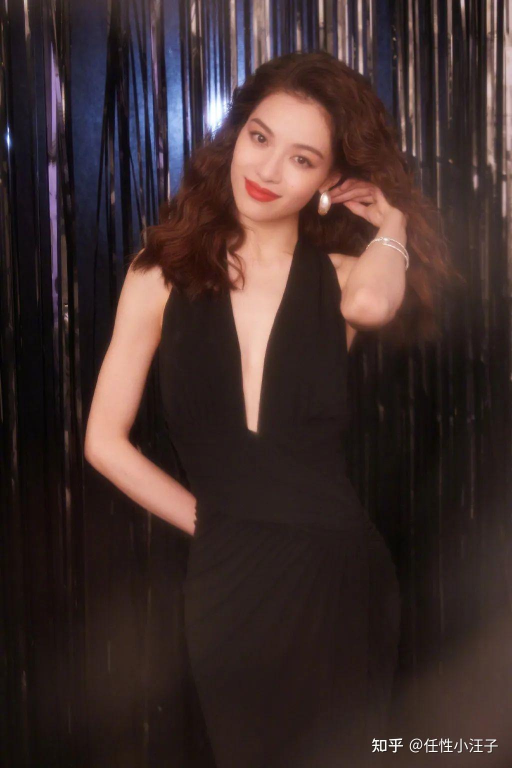 清凉舒适的“挂脖装”又流行回来了，让你自信露出优美肩颈线 - 知乎