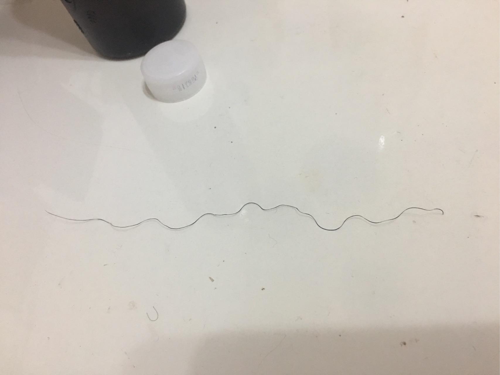 为什么我会有部分头发的发尾像钢丝一样弯曲。