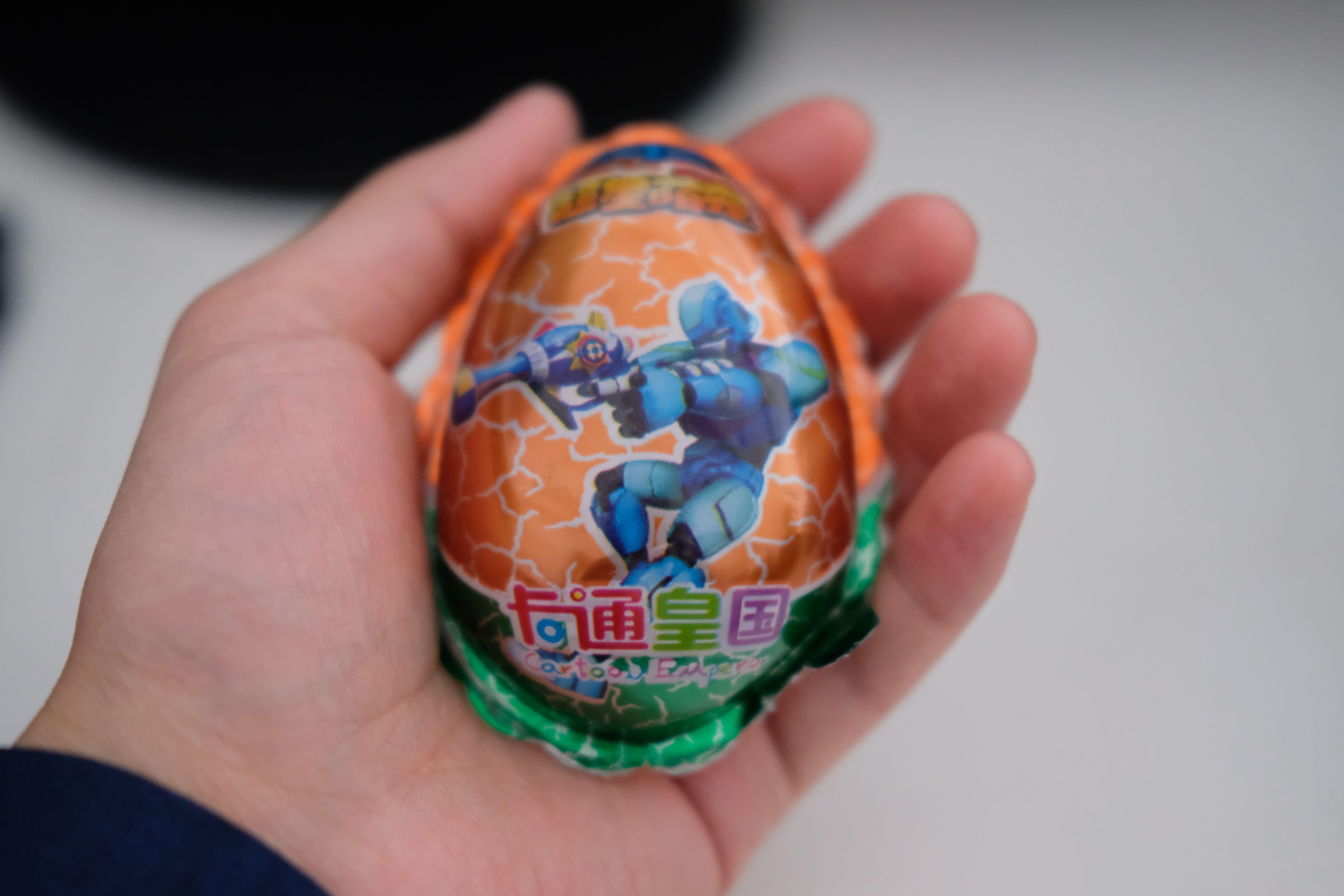 我买了个国产奇趣蛋,便宜五毛还送高达