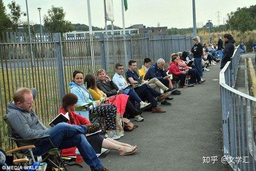 英国家长为孩子3点排队吃免费 或许大多家庭贫困程度日趋严重 知乎