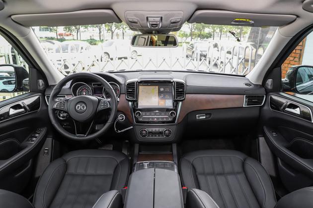 内饰方面,bj90的豪华气息尽显,中央控制台上的配备了10.