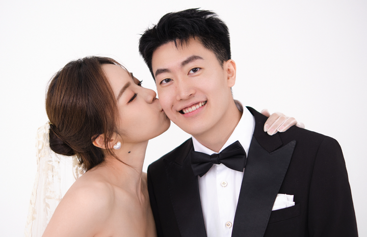 余霜和管泽元分享结婚照
