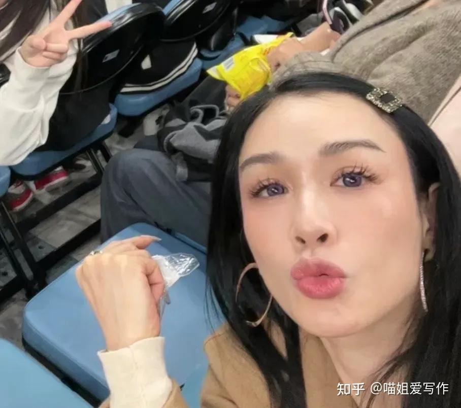53岁钟丽真实样貌曝光,脸小身材不壮 - 知乎