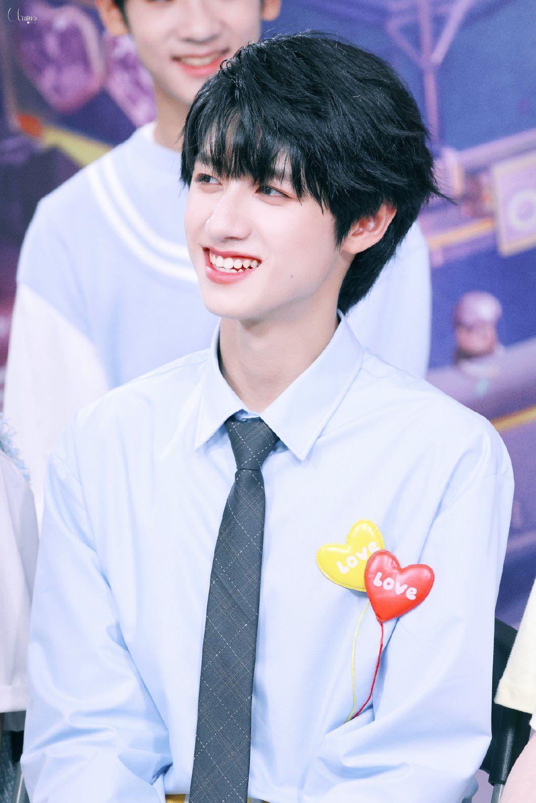 重庆七中的校草朱志鑫长得多好看