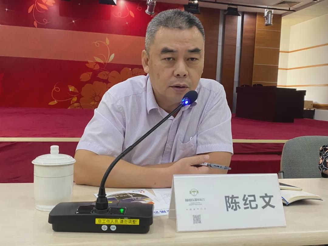 广东产品质量监督检验研究院涂料化工部副部长陈纪文,名誉会长胡景钊