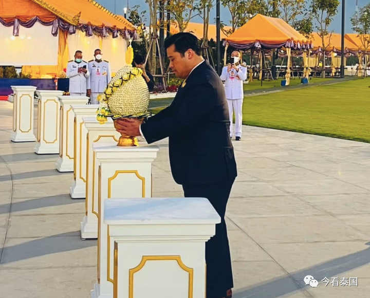 泰国二王子在父亲节当天向拉玛九世雕像献花