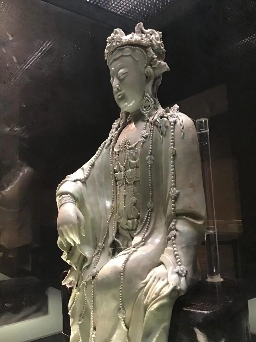 2,元代景德镇窑青白釉水月观音菩萨像