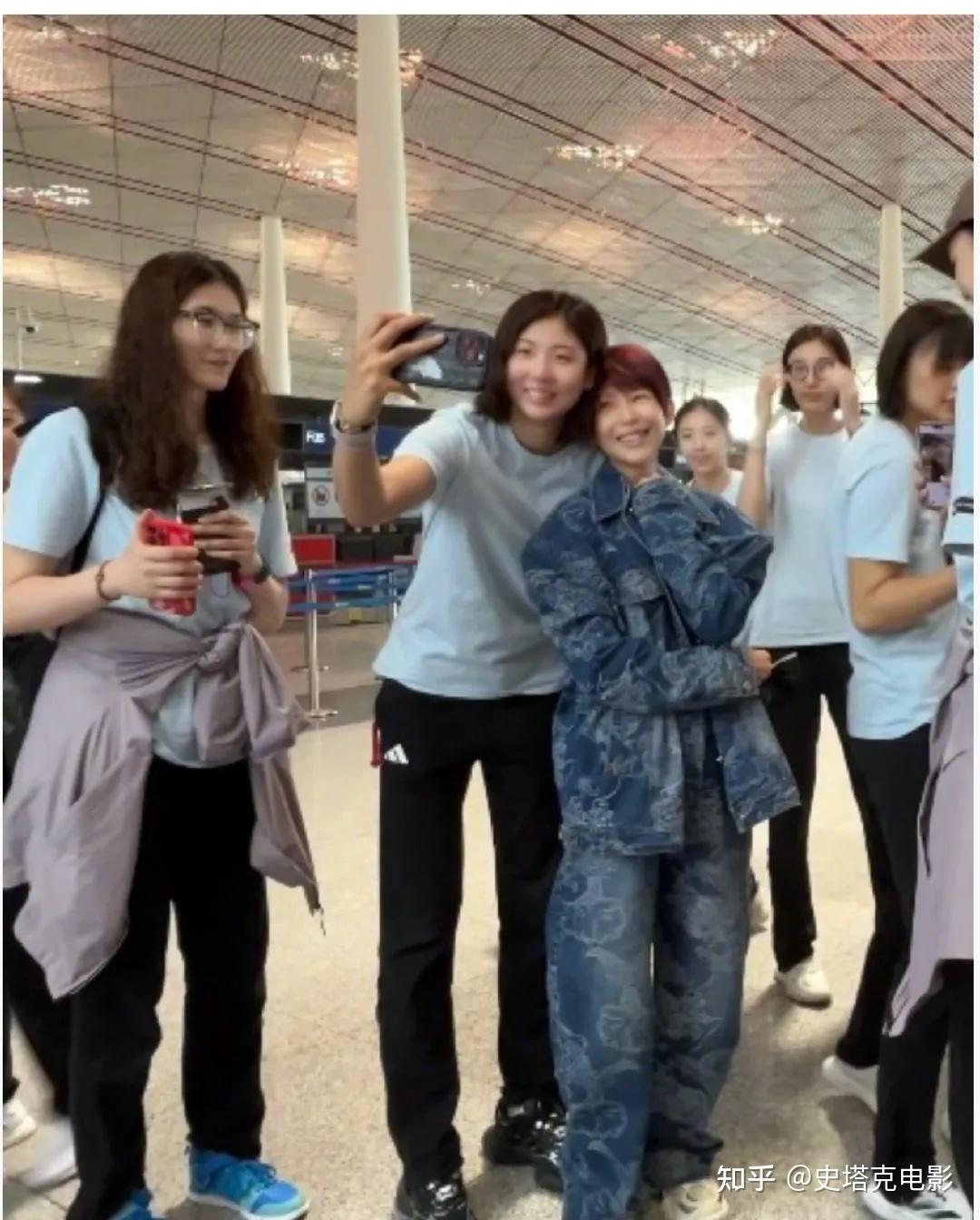 50岁蔡少芬现状:和女排姑娘合照,173的身高也显得「小鸟依人」