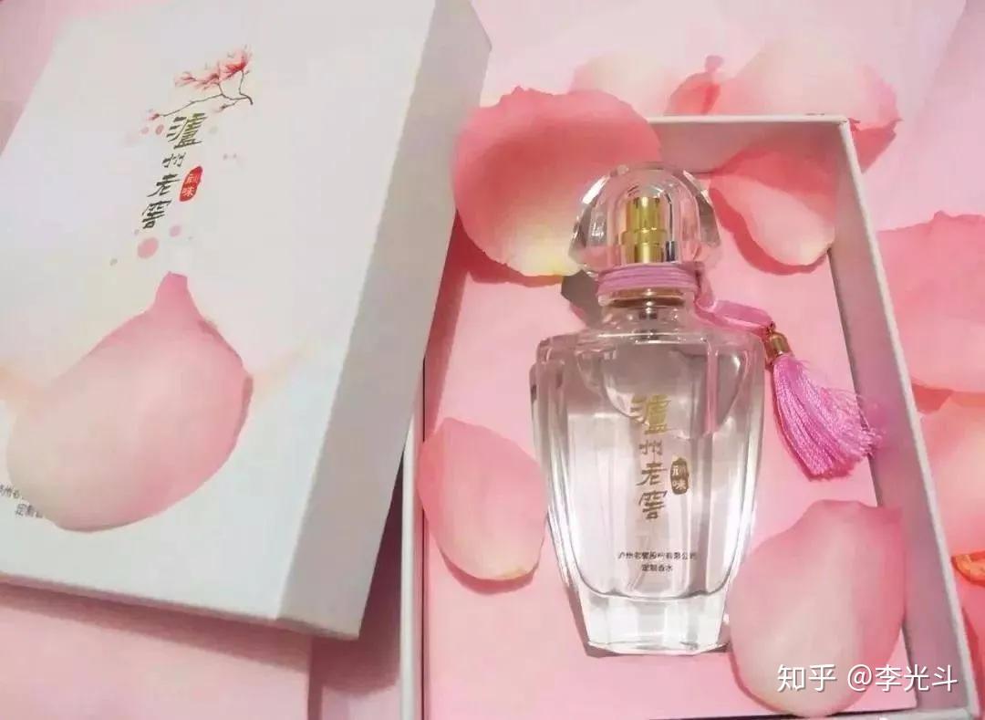 的跨界玩的就是反差,大家还记得几年前做痔疮膏的马应龙卖过口红吗?