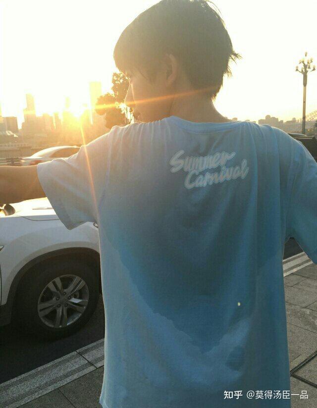 有没有贺峻霖背影图