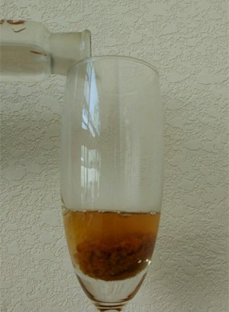 红糖一贯的冲泡方法和标准:称10克切下来的糖沙倒进喝香槟的玻璃杯,用