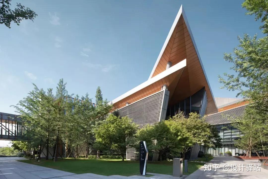 ▼实景图 photos在设计初期,建筑师们选择分散式的布局从而避免过大